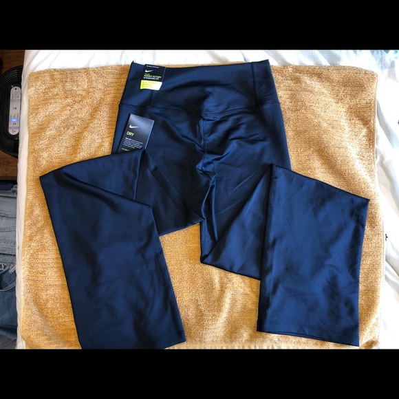 **SOLD**Nike black yoga pants women’s size medium - Picture 6 of 7